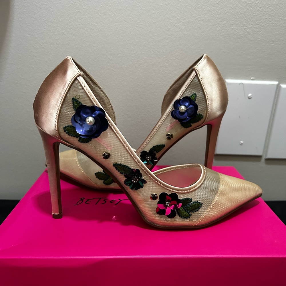 *BRAND NEW* Betsey Johnson Tan and Floral heels